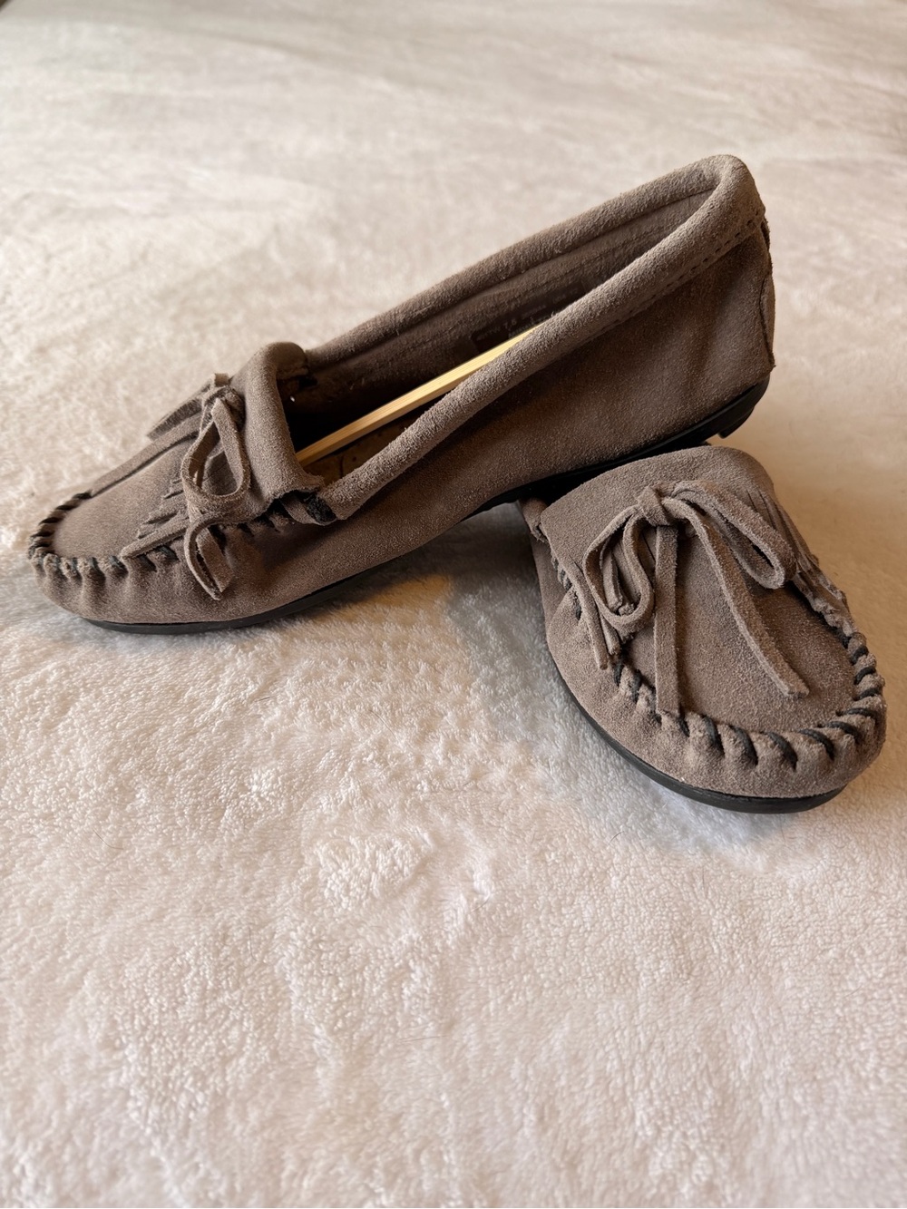 Minnetonka Kilty Hardsole Suede Moccasin Loafers in Gray Size 7.5 - Picture 3 of 6